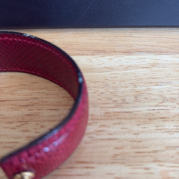 Gucci Vintage Red Lizard Hinged Cuff Bracelet - Picture 8 of 11